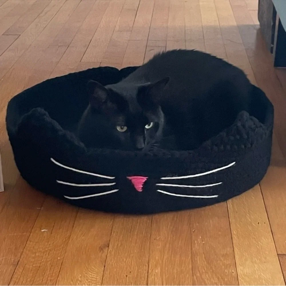 NWT Handmade Large Cat Bed Black / Pink Nose 16” x 4” Crocheted Pet